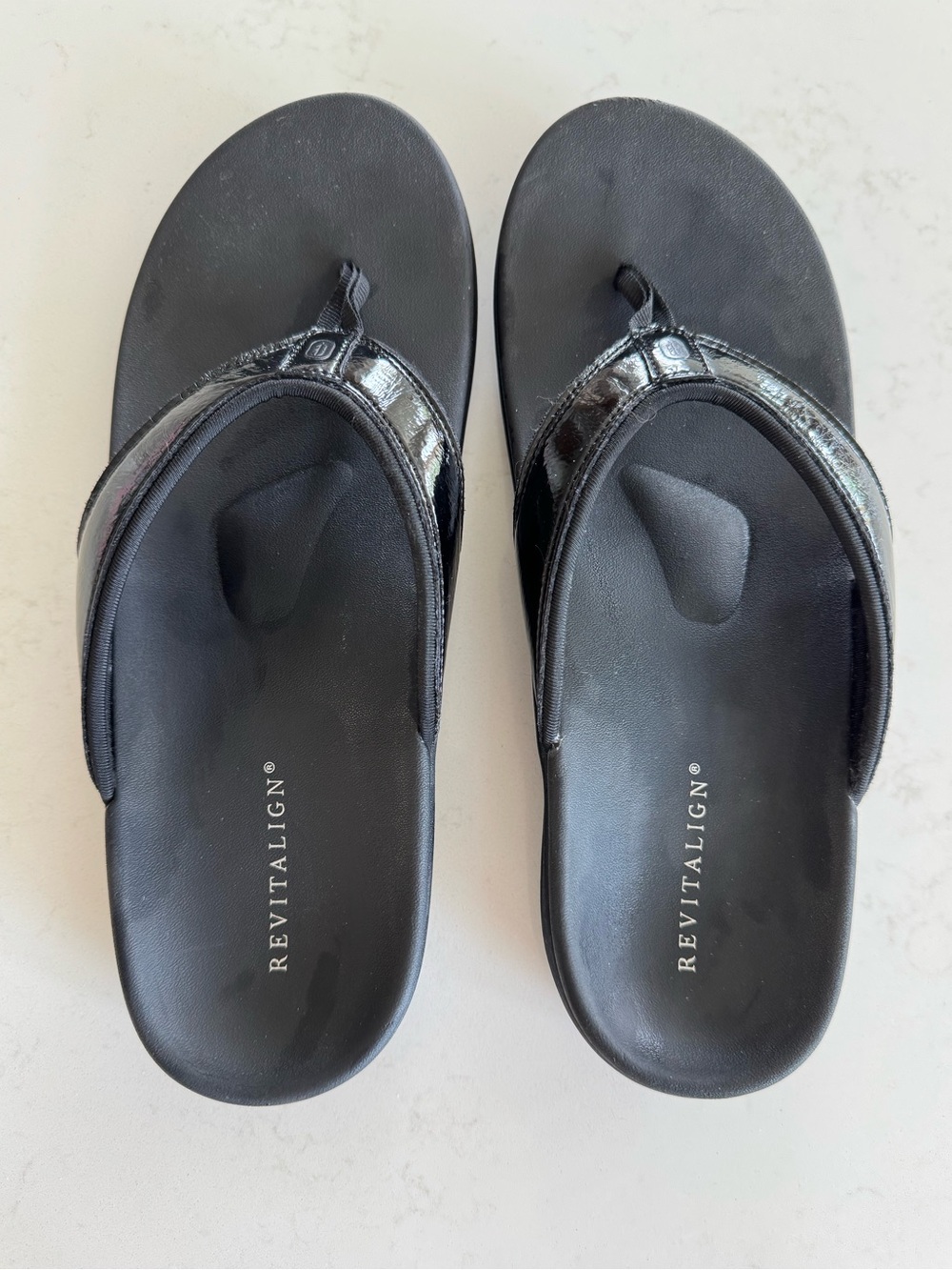 REVITALIGN Black Patent Toe-Post Comfort Sandals